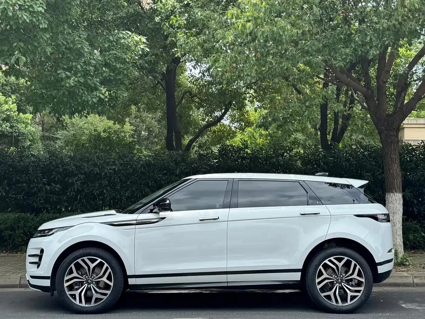 2024 Range Rover Evoque L SE Luxury Edition — миниатюра 3