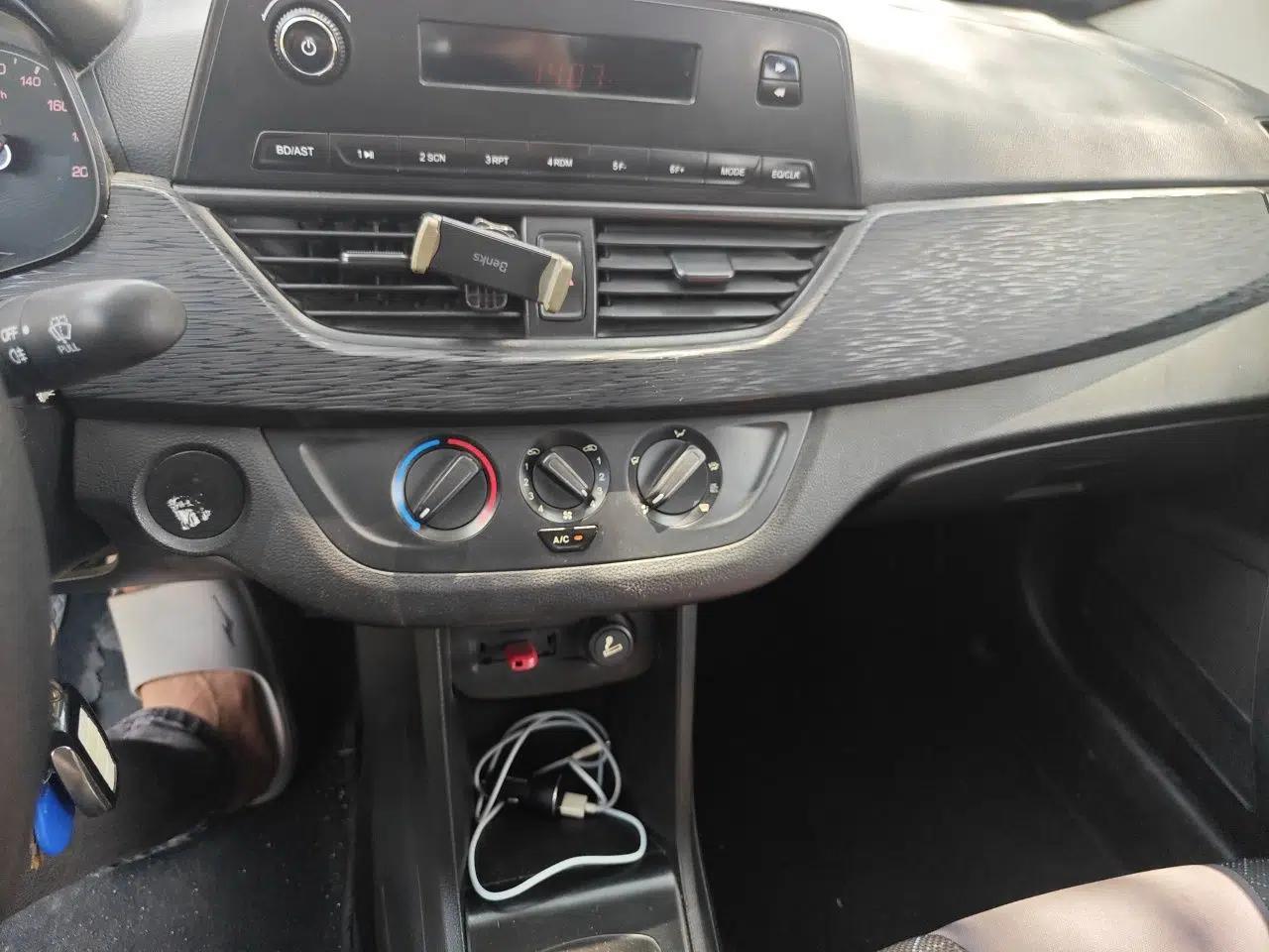 Baojun 310 2016 1.2L manual Comfort trim level — миниатюра 13