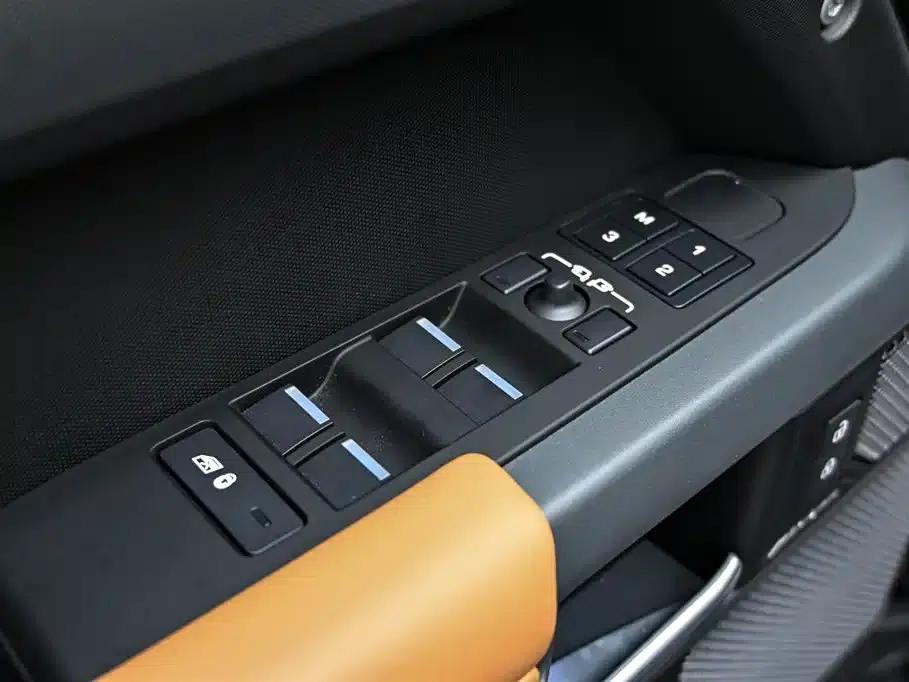 2024 Land Rover Defender 110 3.0T P400 X-DYNAMIC HSE — миниатюра 24