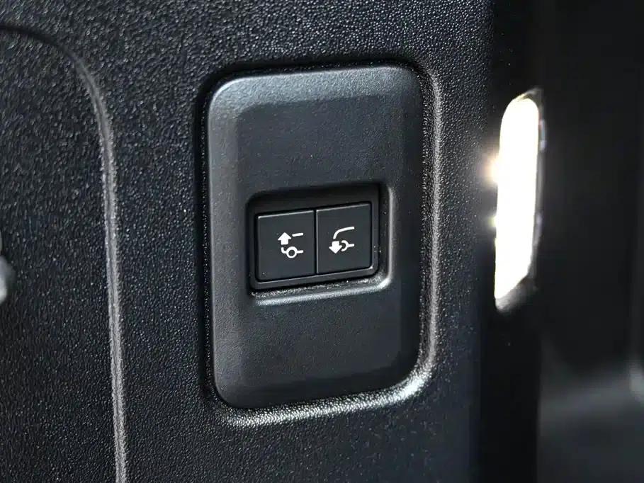 2024 Land Rover Defender 110 3.0T P400 X-DYNAMIC HSE — миниатюра 34