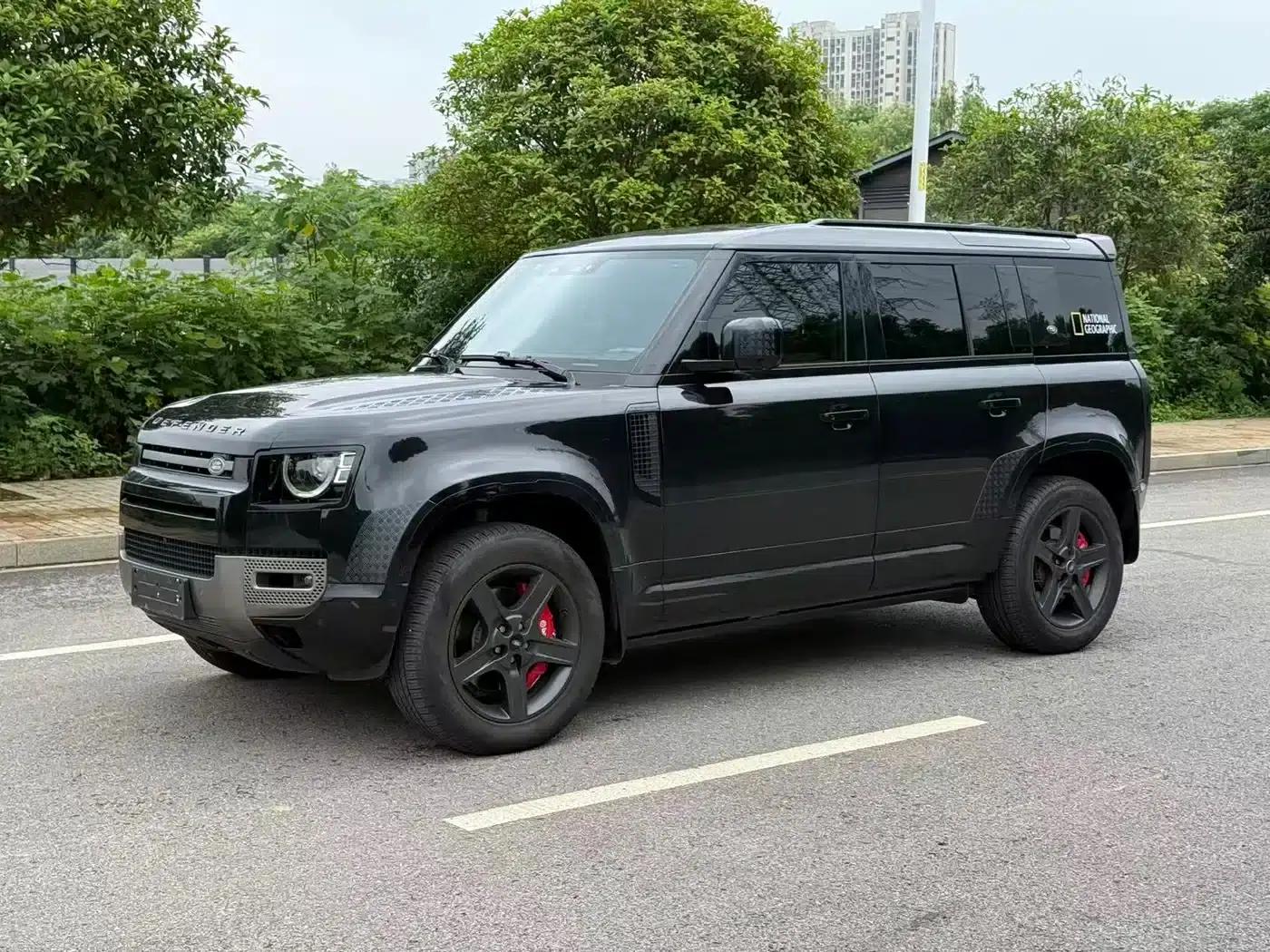 2024 Land Rover Defender 110 3.0T P400 Dark Edition — миниатюра 1