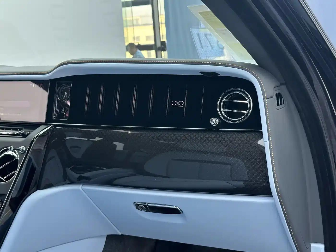 2024 Cullinan Black Badge — миниатюра 17