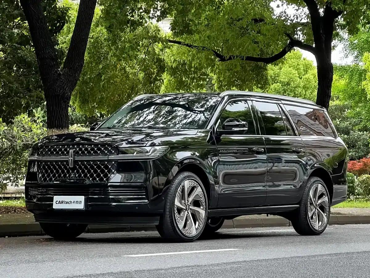 2025 Navigator 3.5T Extended Presidential Edition — миниатюра 1