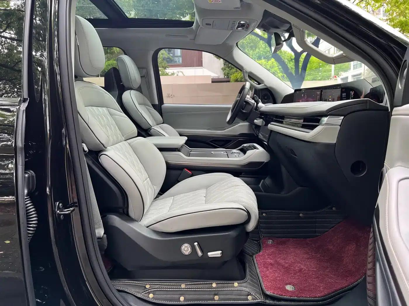 2025 Navigator 3.5T Extended Presidential Edition — миниатюра 11