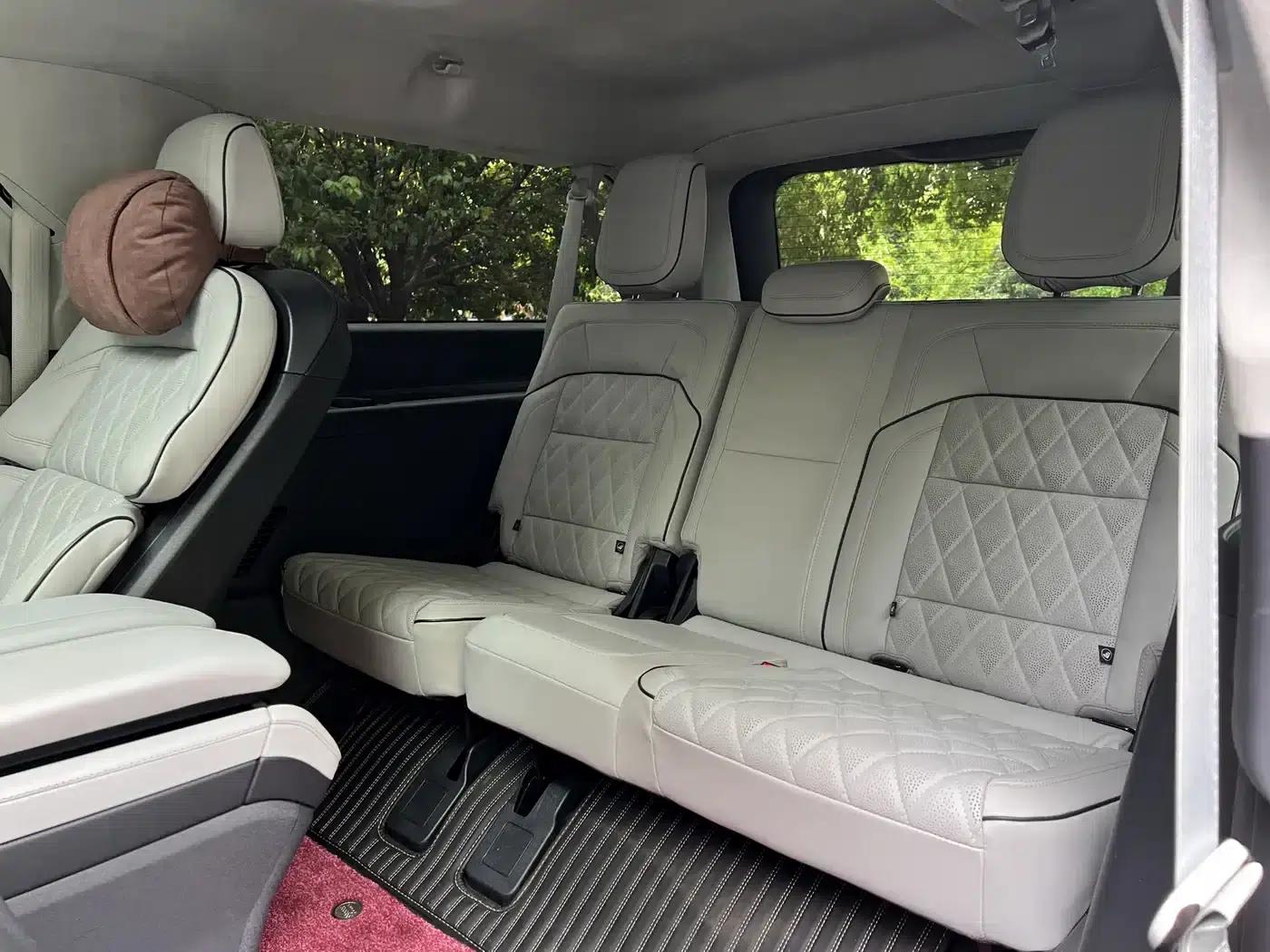 2025 Navigator 3.5T Extended Presidential Edition — миниатюра 13