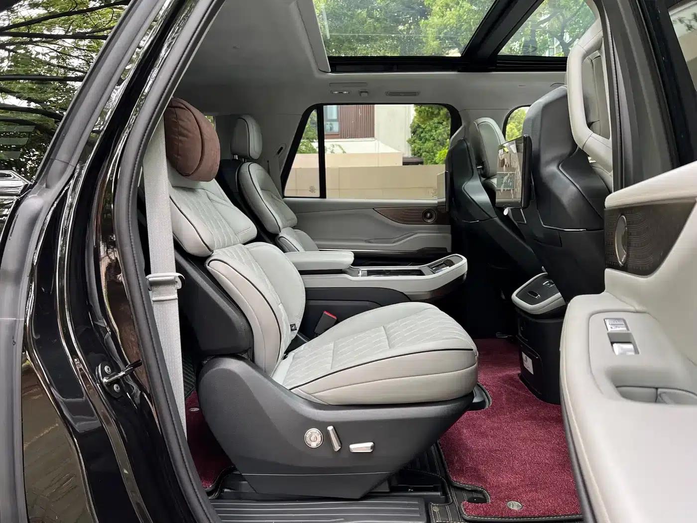 2025 Navigator 3.5T Extended Presidential Edition — миниатюра 14
