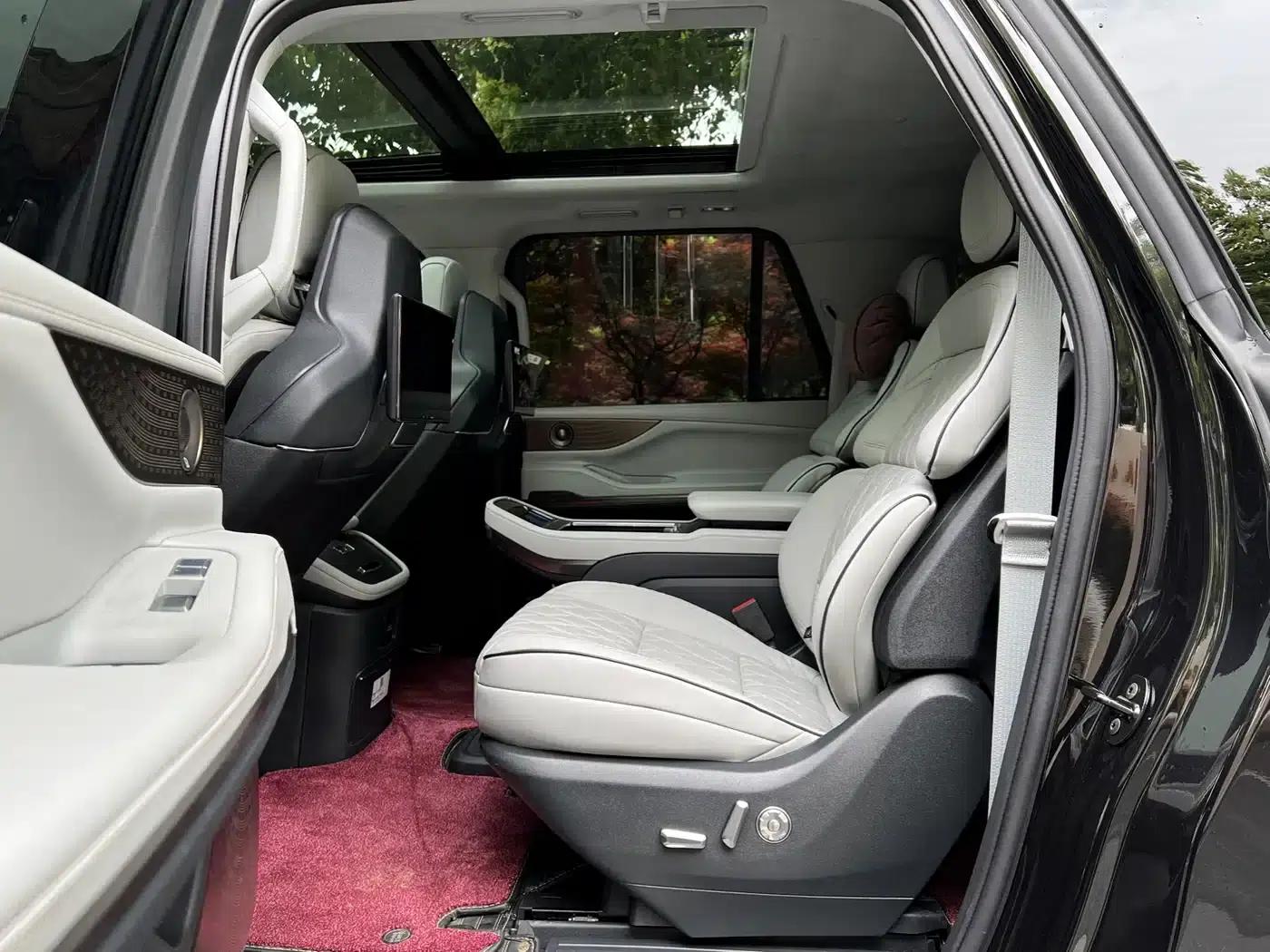 2025 Navigator 3.5T Extended Presidential Edition — миниатюра 15