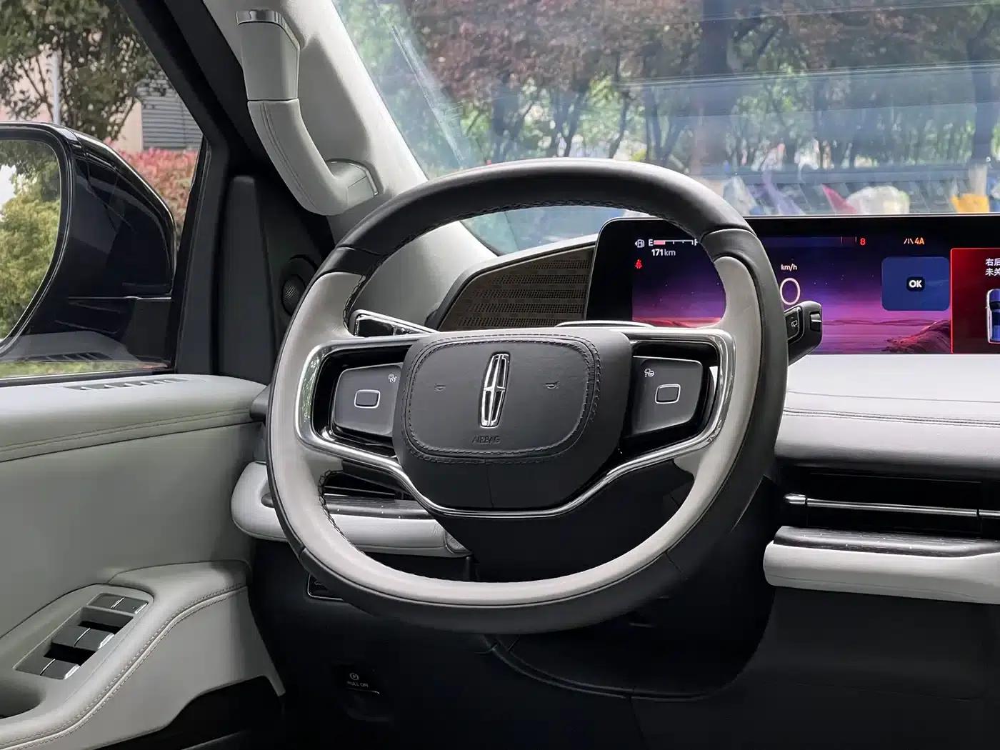 2025 Navigator 3.5T Extended Presidential Edition — миниатюра 18
