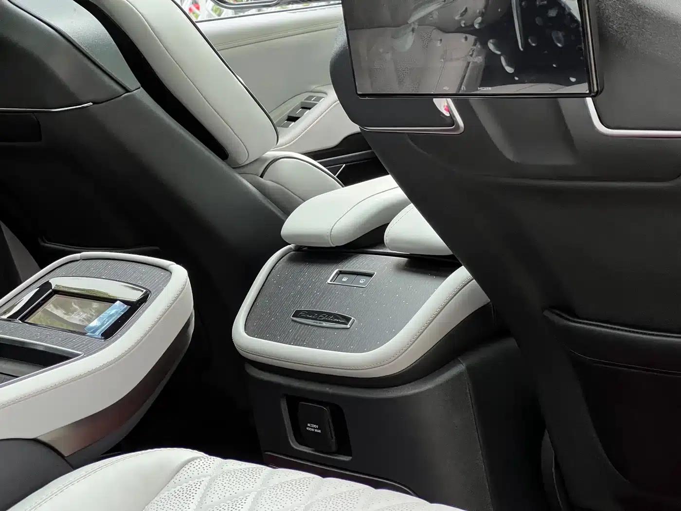 2025 Navigator 3.5T Extended Presidential Edition — миниатюра 20