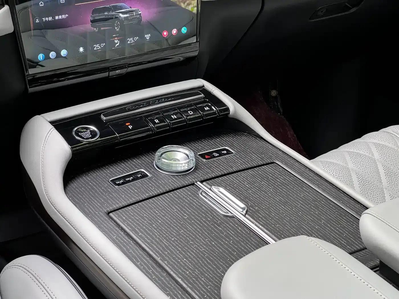 2025 Navigator 3.5T Extended Presidential Edition — миниатюра 23