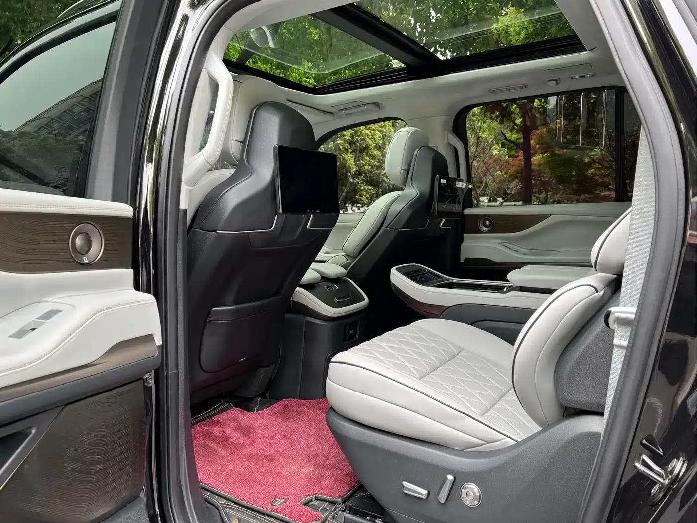 2025 Navigator 3.5T Extended Presidential Edition — миниатюра 25