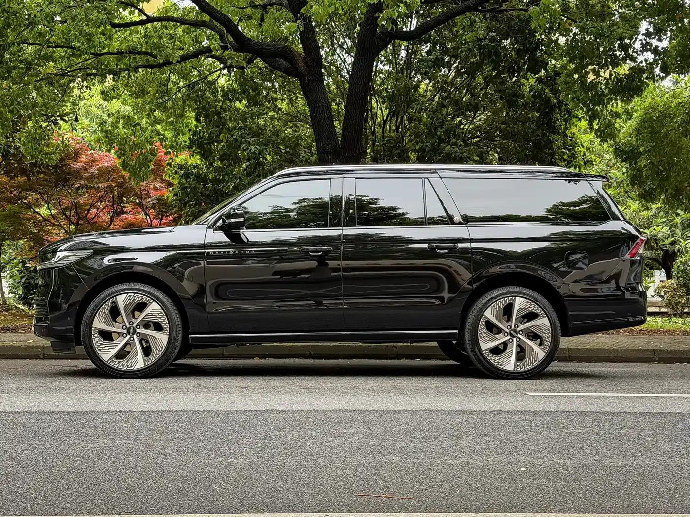 2025 Navigator 3.5T Extended Presidential Edition — миниатюра 4