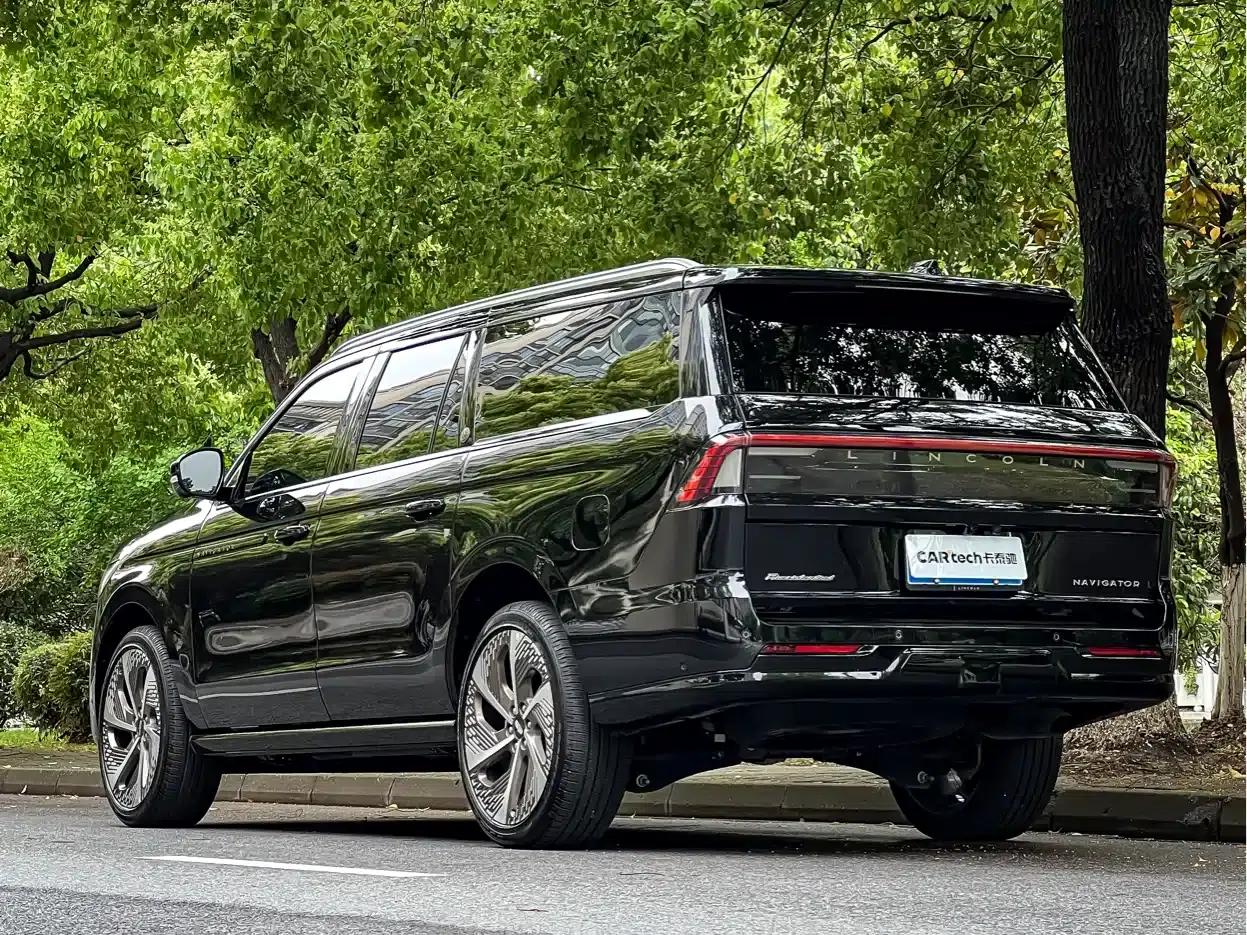 2025 Navigator 3.5T Extended Presidential Edition — миниатюра 5