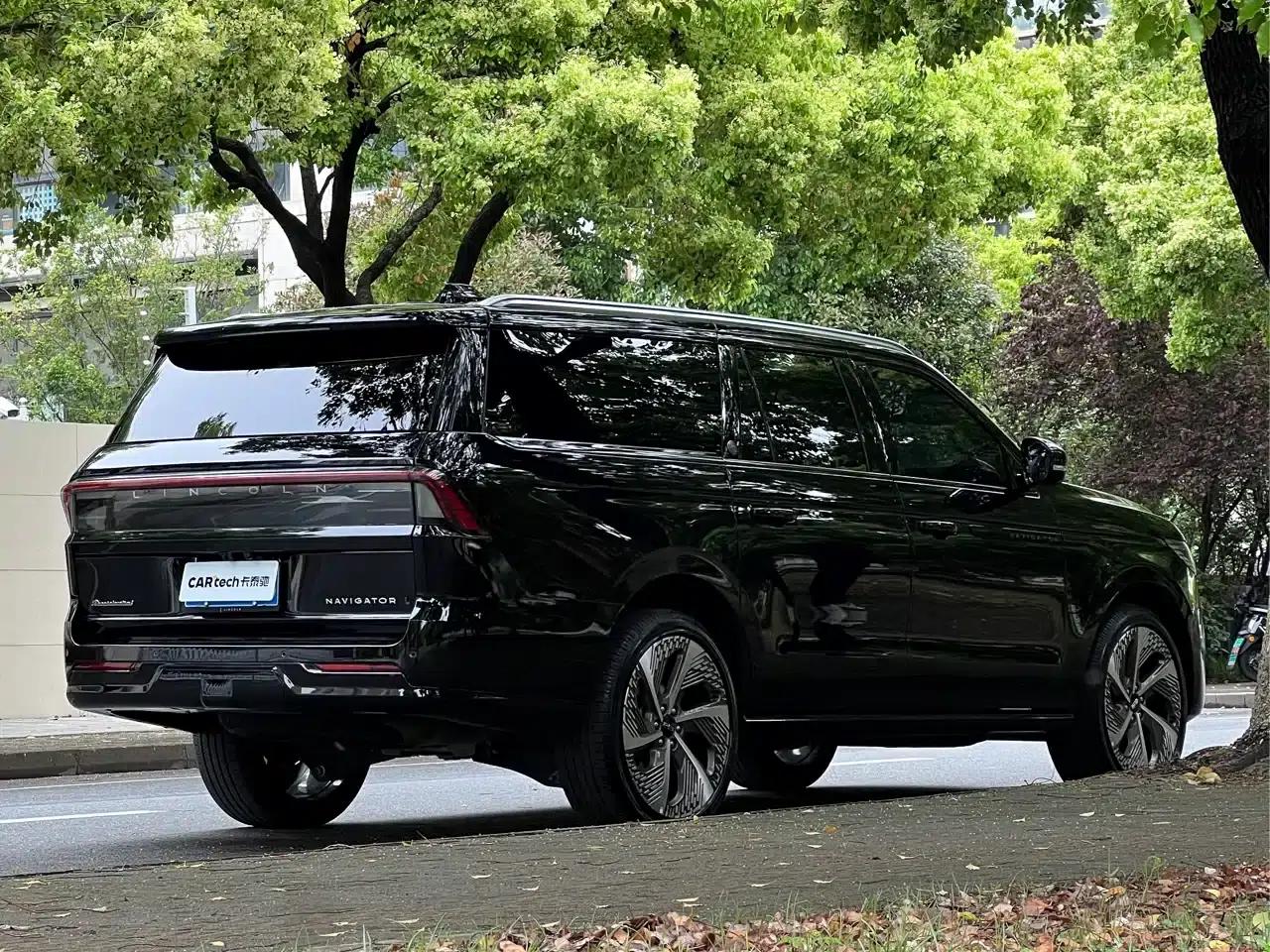 2025 Navigator 3.5T Extended Presidential Edition — миниатюра 6