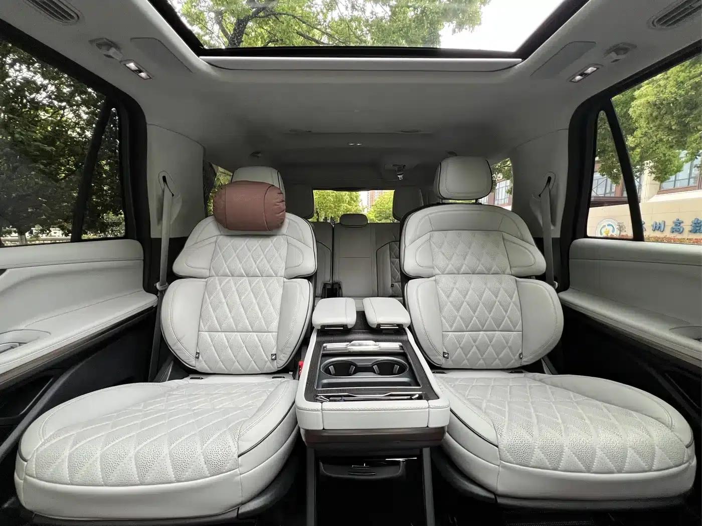 2025 Navigator 3.5T Extended Presidential Edition — миниатюра 9