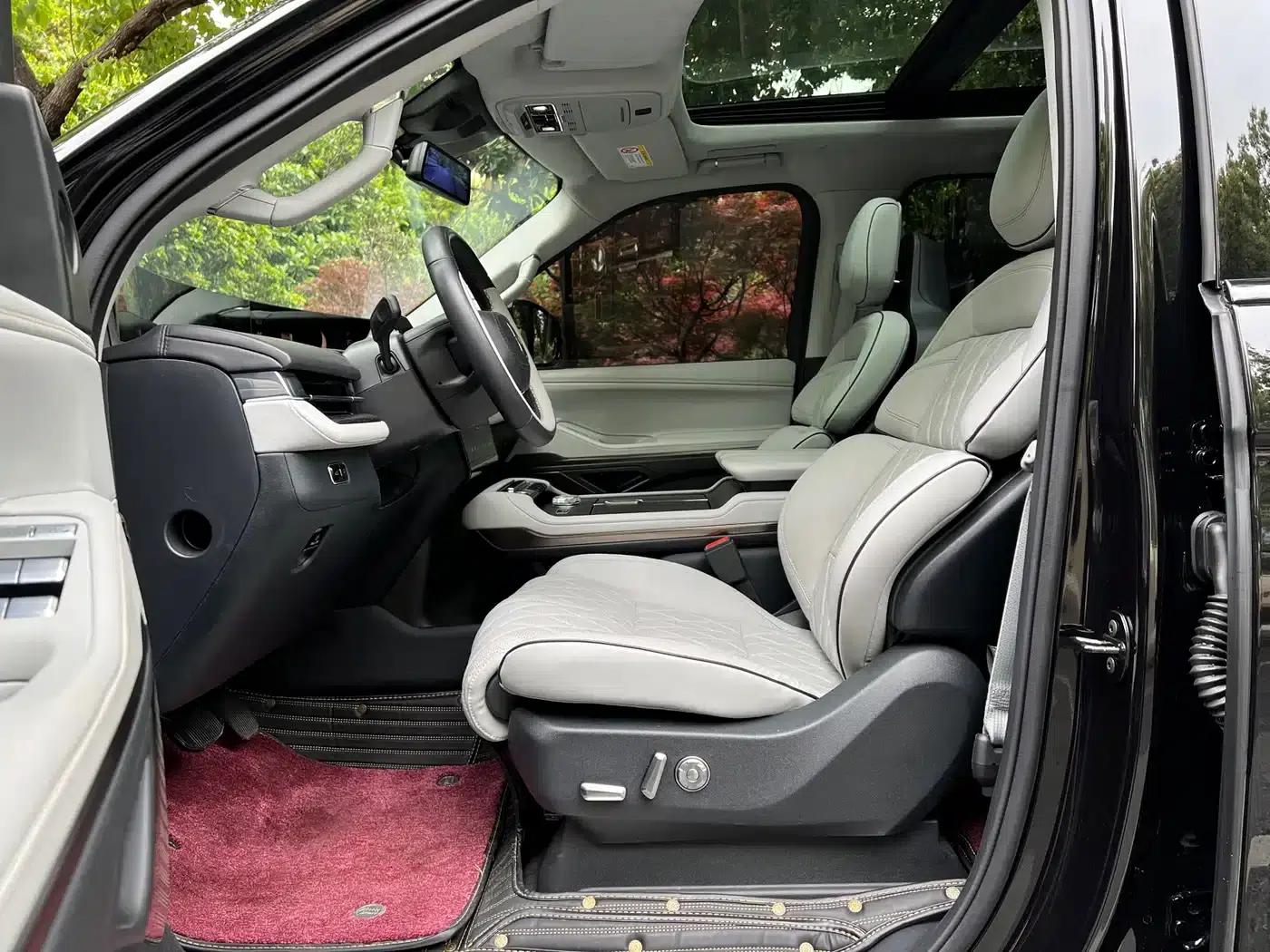 2025 Navigator 3.5T Extended Presidential Edition — миниатюра 10