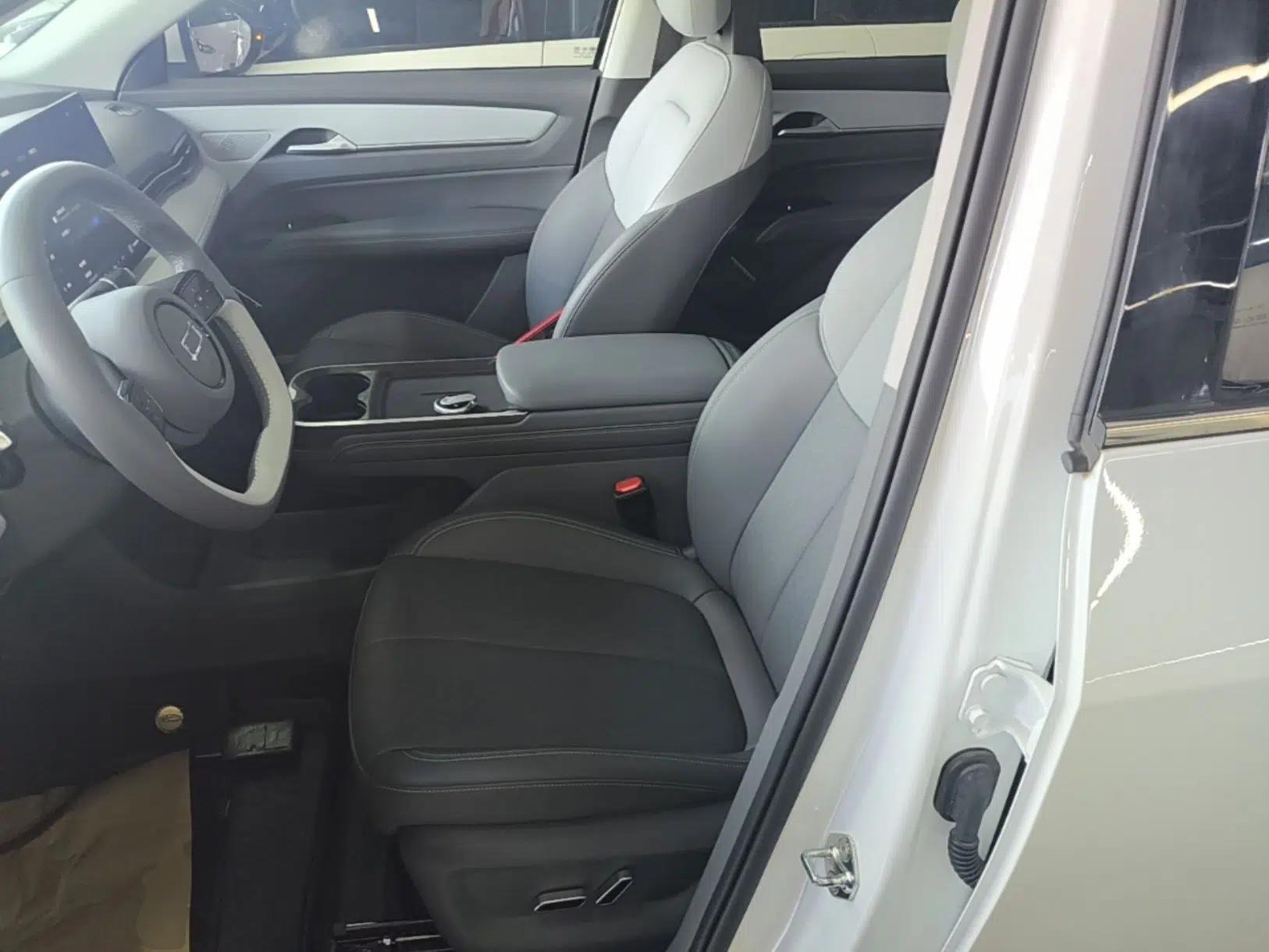 Bestune Yueyi 03 2025 565km Premium Edition — миниатюра 17