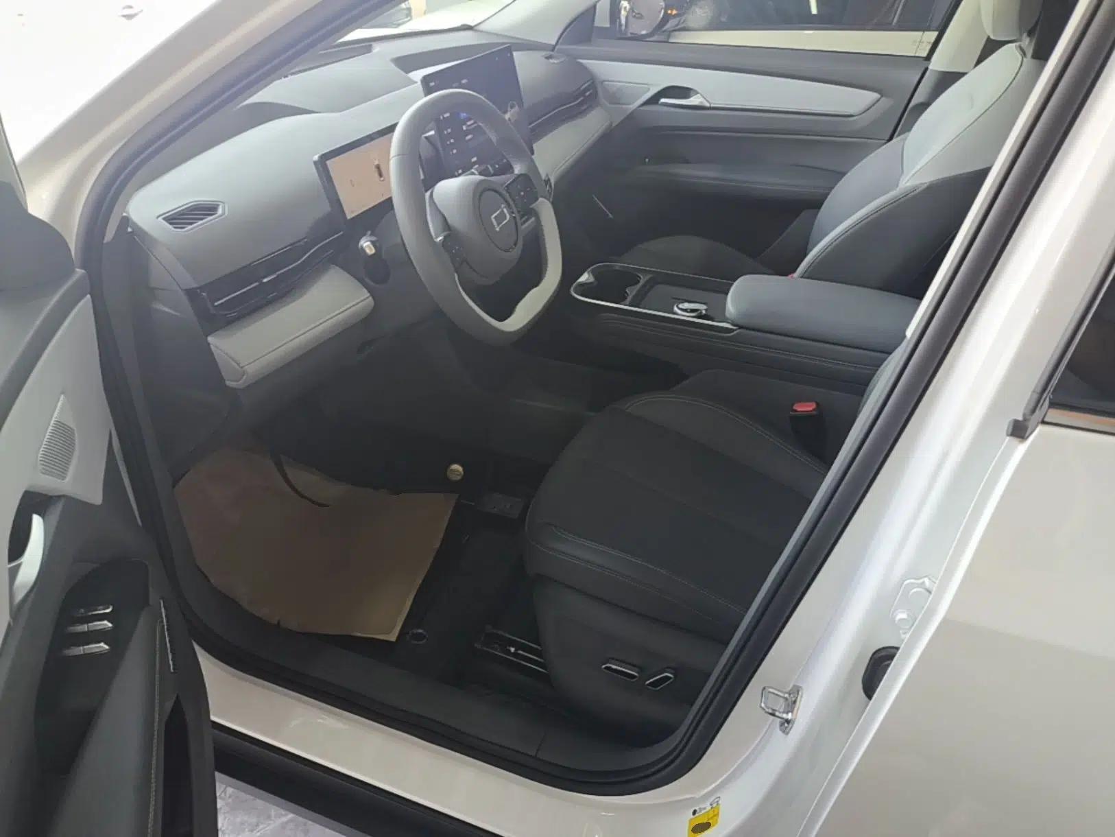 Bestune Yueyi 03 2025 565km Premium Edition — миниатюра 18