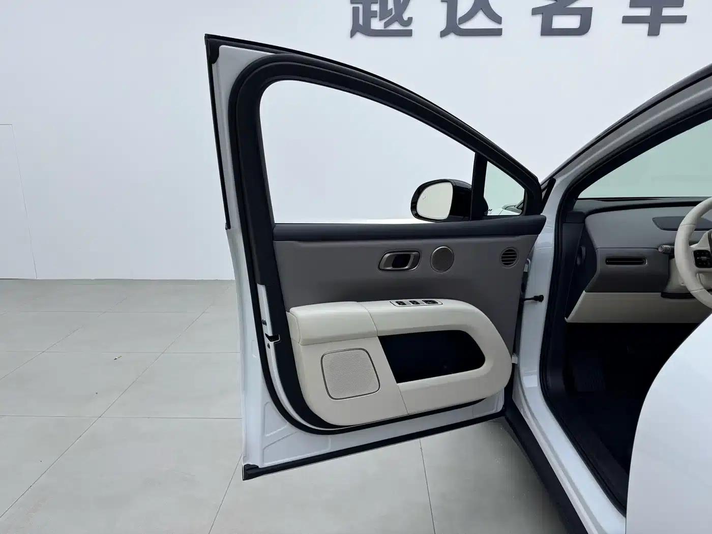 Li Auto i6 2025 Two-Wheel Drive Standard Edition — миниатюра 6