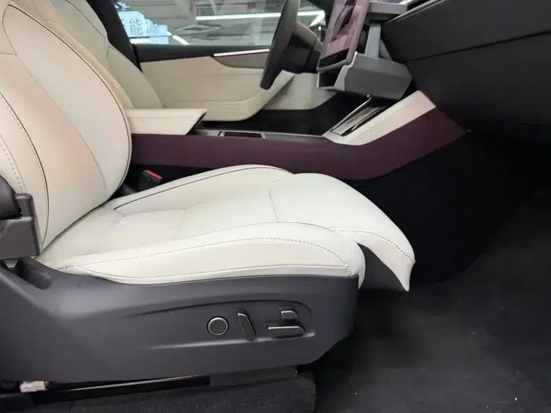 Model Y L 2026 Standard Edition — миниатюра 6
