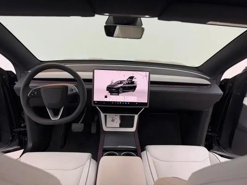 Model Y L 2026 Standard Edition — миниатюра 9