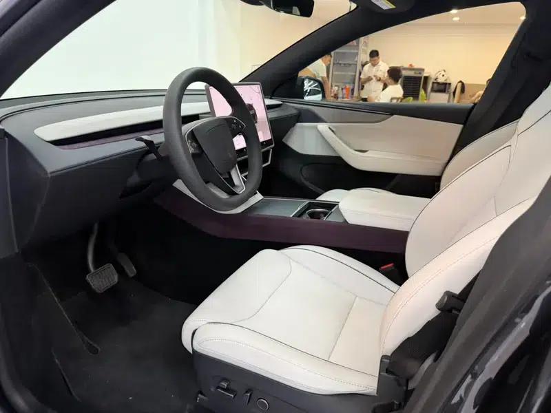 Model Y L 2026 Standard Edition — миниатюра 10
