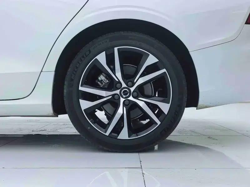 2025 Volvo S60 B4 Smart Sport Edition — миниатюра 7