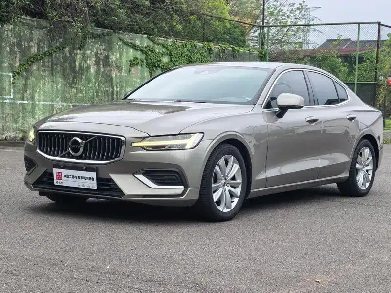 Volvo S60 2020 T3 Smart Luxury Edition — миниатюра 1