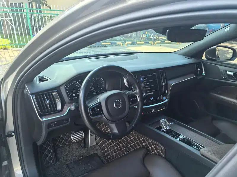 2022 Volvo S60 B4 Smart Luxury Edition — миниатюра 25