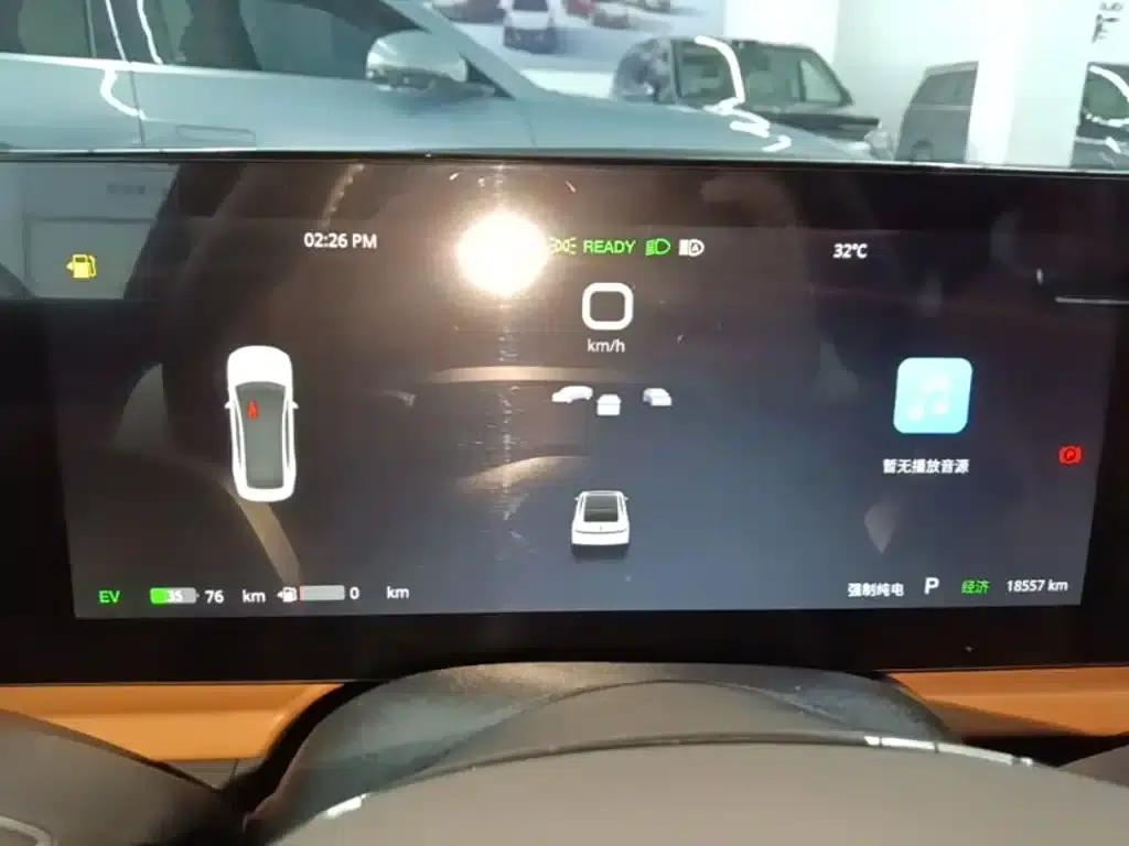 Voyah Chasing the Light 2024 PHEV AWD Long Range Flagship Edition — миниатюра 12