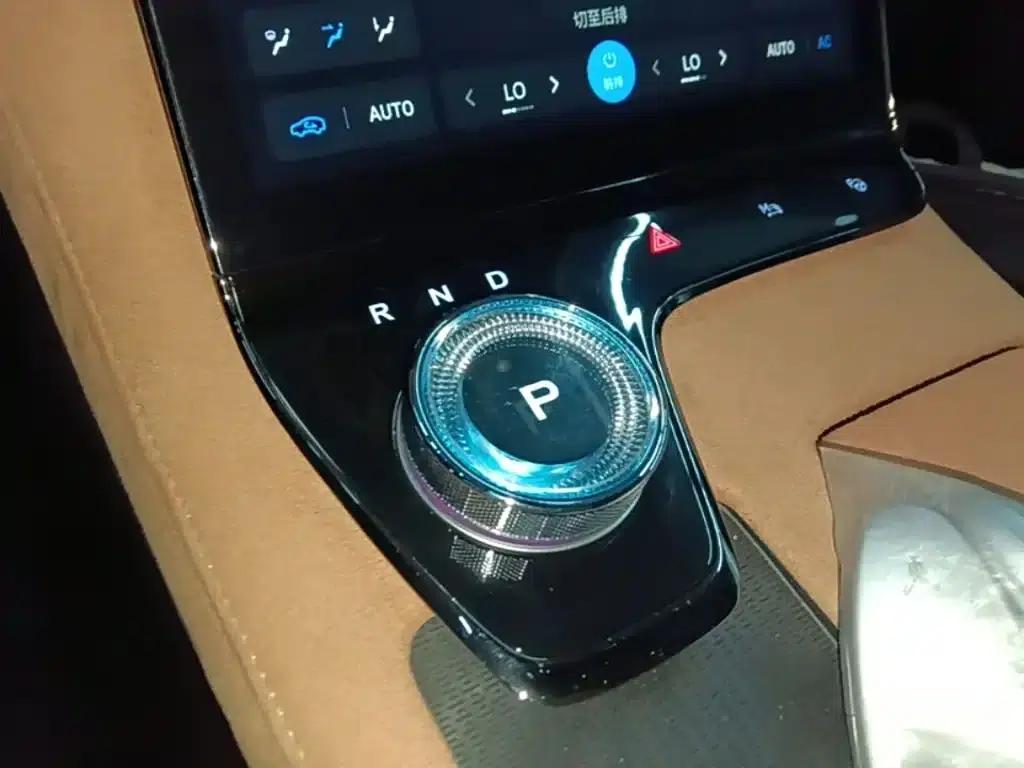 Voyah Chasing the Light 2024 PHEV AWD Long Range Flagship Edition — миниатюра 14