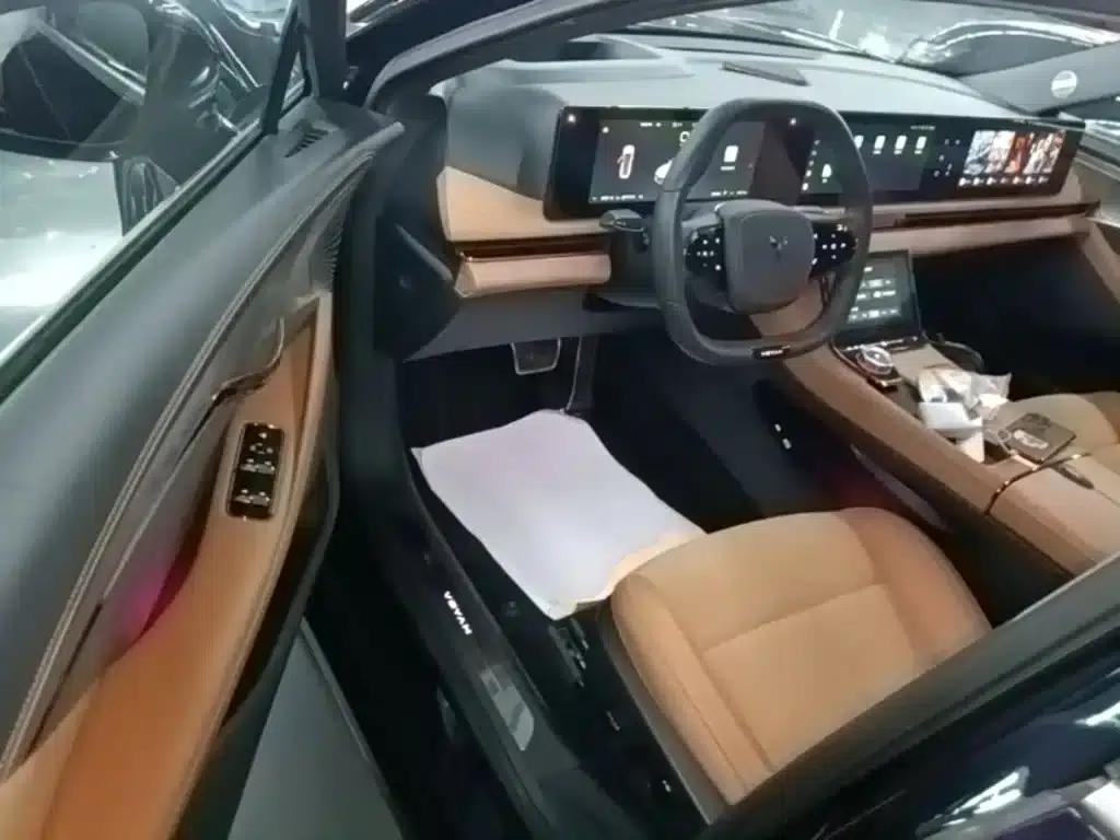 Voyah Chasing the Light 2024 PHEV AWD Long Range Flagship Edition — миниатюра 16