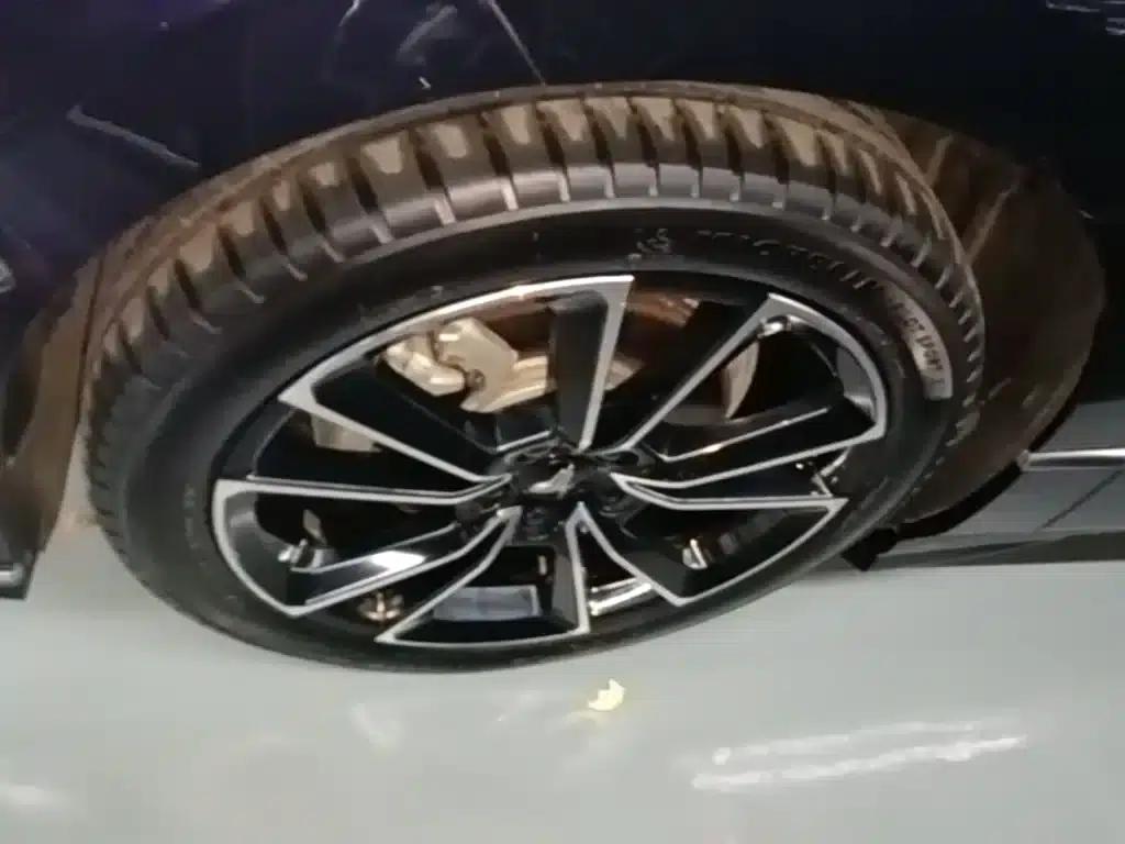 Voyah Chasing the Light 2024 PHEV AWD Long Range Flagship Edition — миниатюра 23