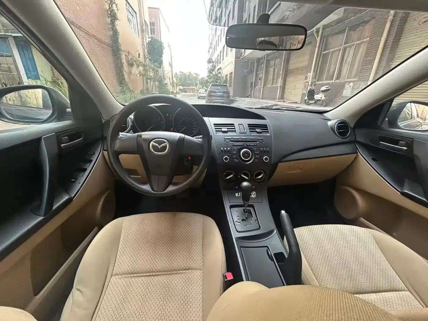 Mazda 3 Axela 2011 Sedan 1.6L Automatic Comfort — миниатюра 9