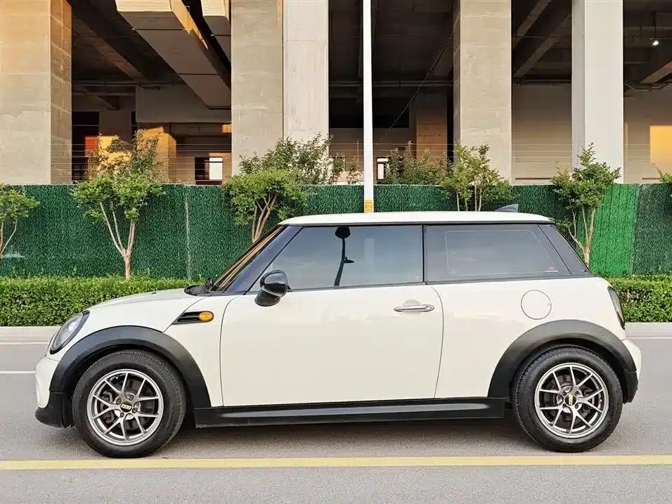 MINI 2013 1.6L ONE Limited Edition - First Model — миниатюра 3