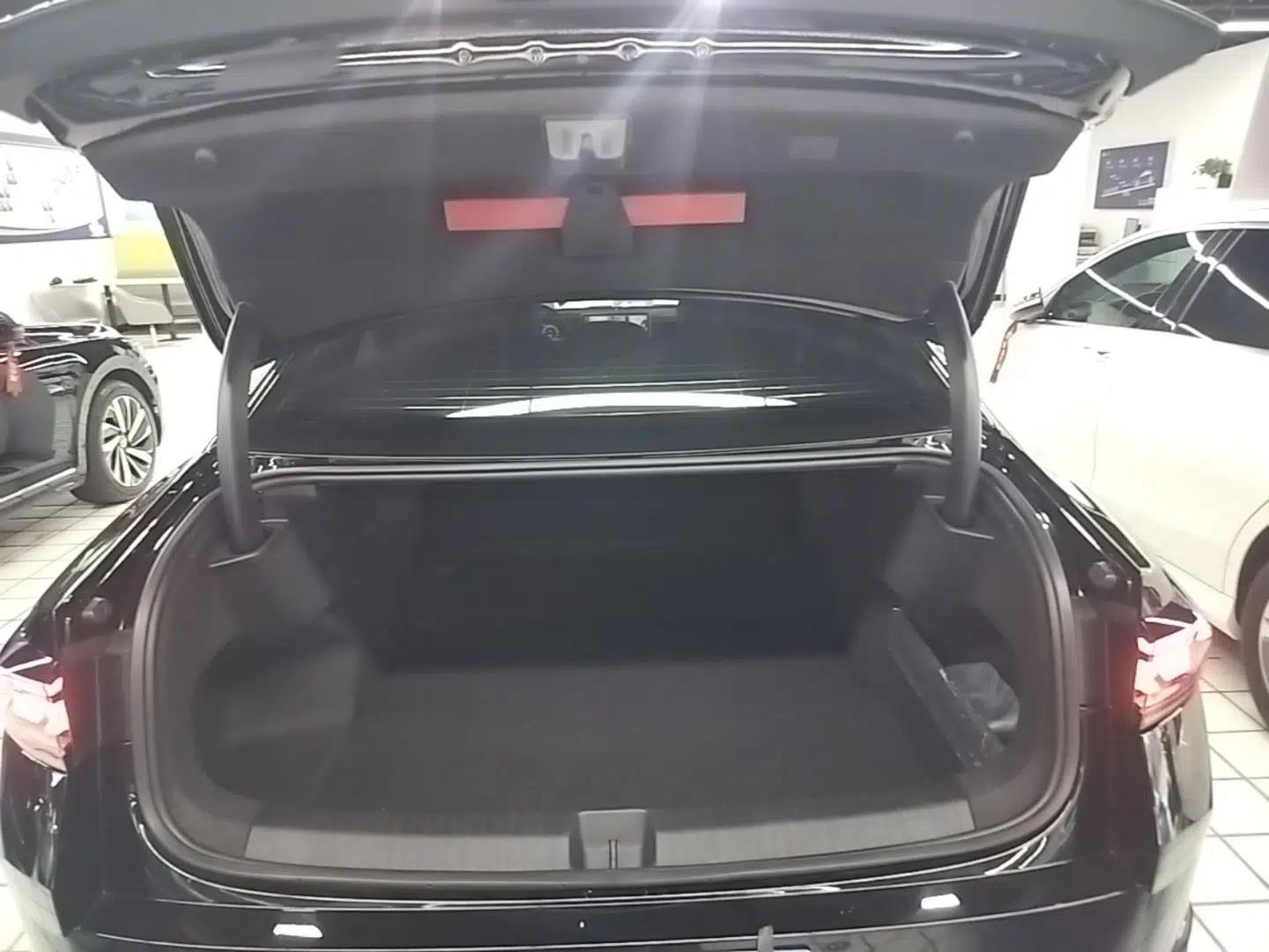 Volkswagen Magotan 2024 300TSI DSG Prestige Edition—A Real Eye-Catcher — миниатюра 22