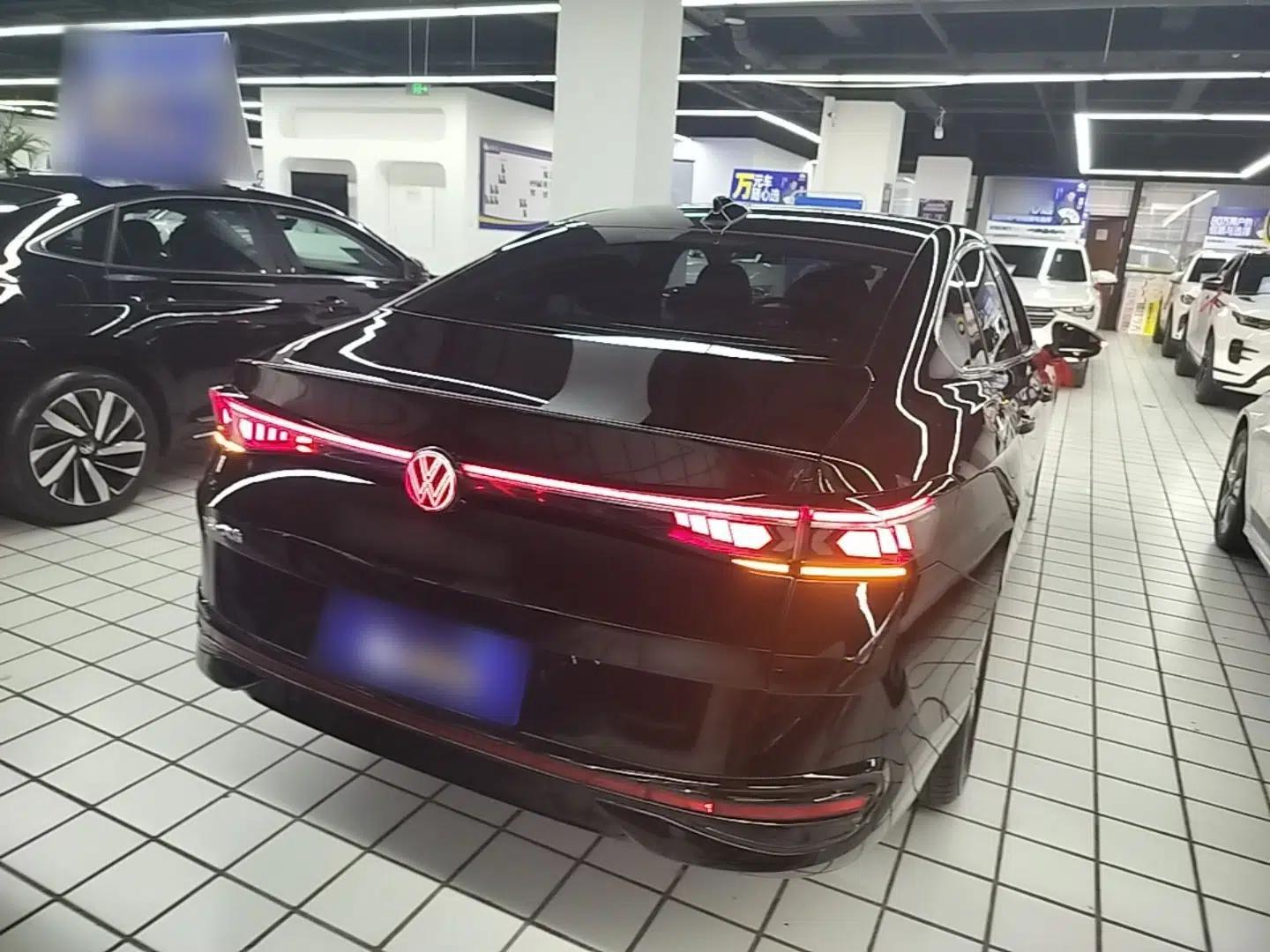 Volkswagen Magotan 2024 300TSI DSG Prestige Edition—A Real Eye-Catcher — миниатюра 6
