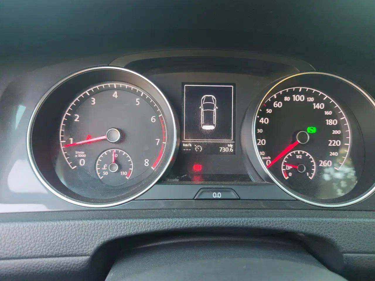 Volkswagen Golf 2017 1.6L Automatic Comfort Million-Vehicle Anniversary Edition — миниатюра 11