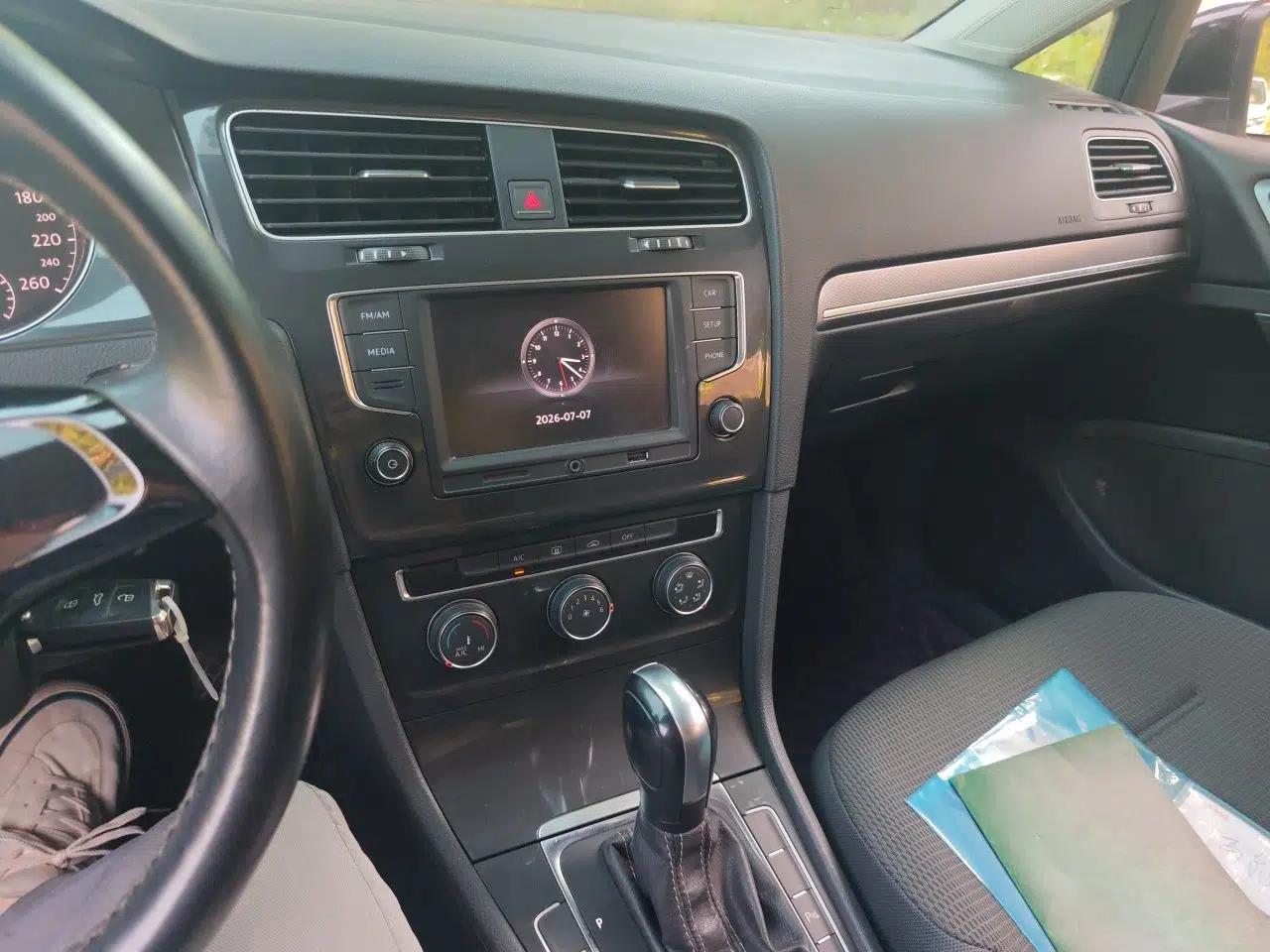 Volkswagen Golf 2017 1.6L Automatic Comfort Million-Vehicle Anniversary Edition — миниатюра 13