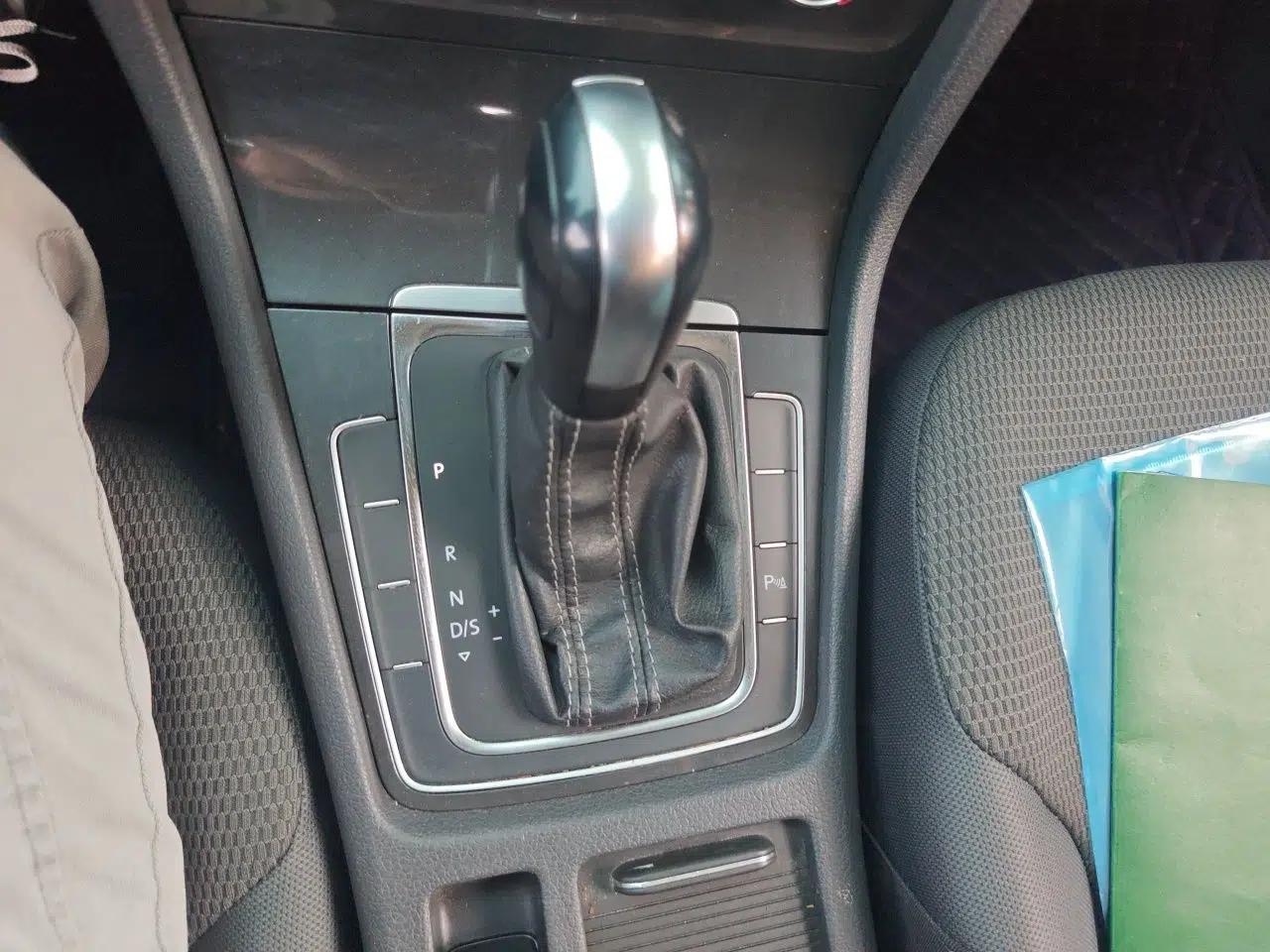 Volkswagen Golf 2017 1.6L Automatic Comfort Million-Vehicle Anniversary Edition — миниатюра 14