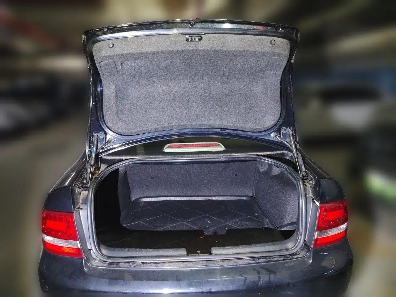 Volkswagen Passat 2011 1.8T Automatic Luxury Model — миниатюра 19