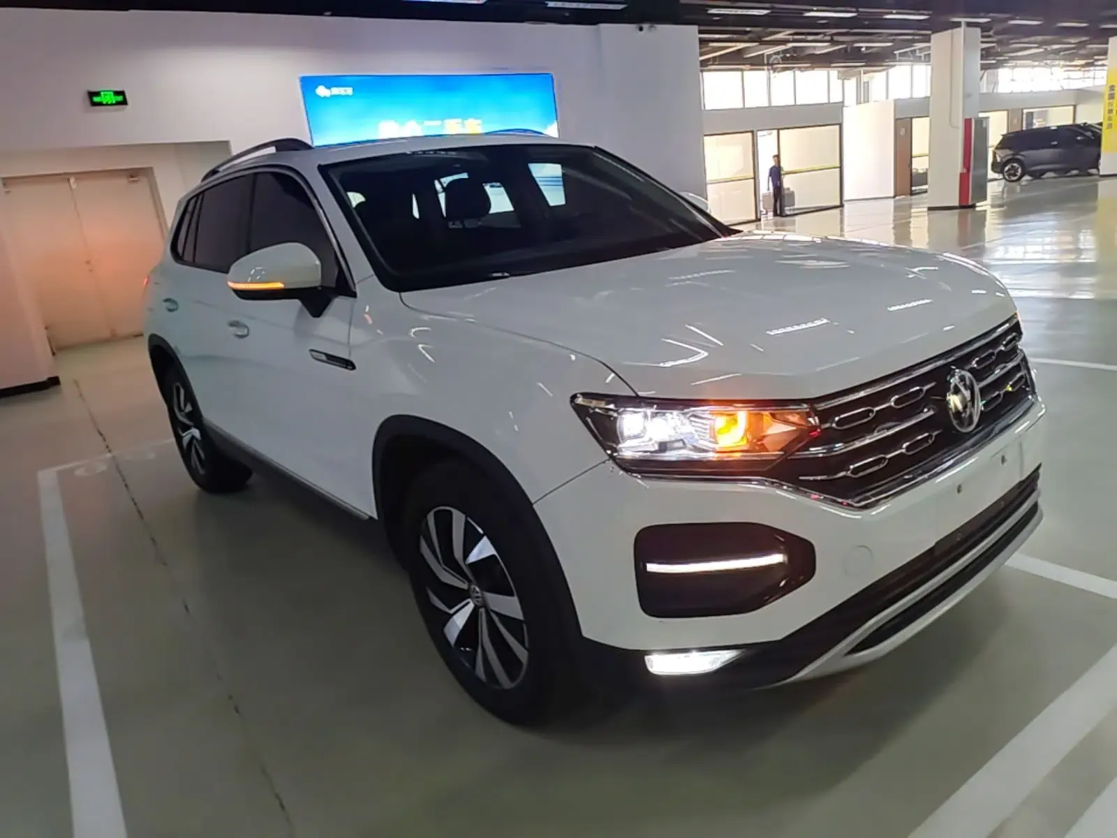 Volkswagen Tayron 2020 330TSI Two-Wheel Drive Luxury Smart Connectivity Version — миниатюра 3