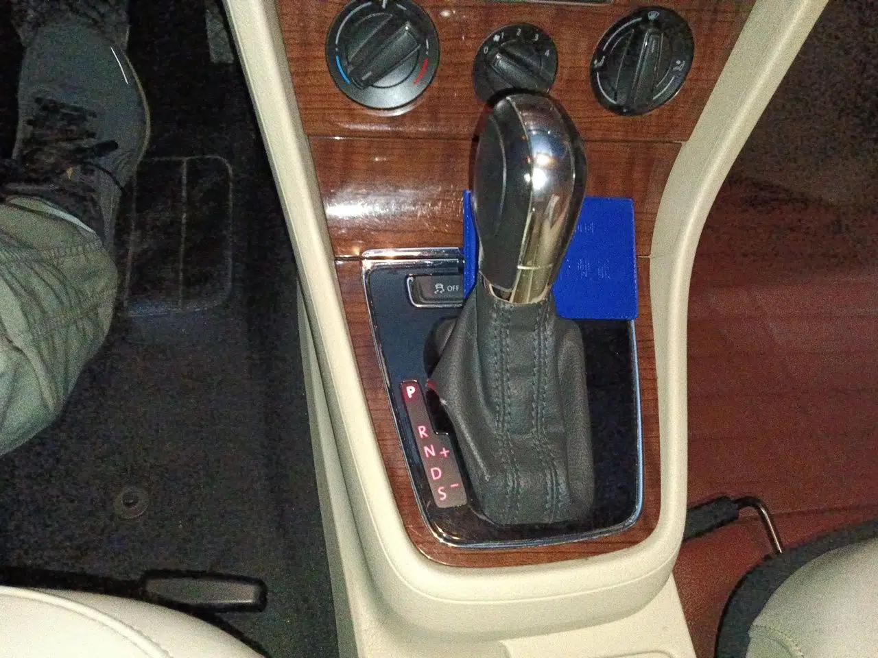 Volkswagen Lavida 2013 1.6L Automatic Comfort Edition — миниатюра 14