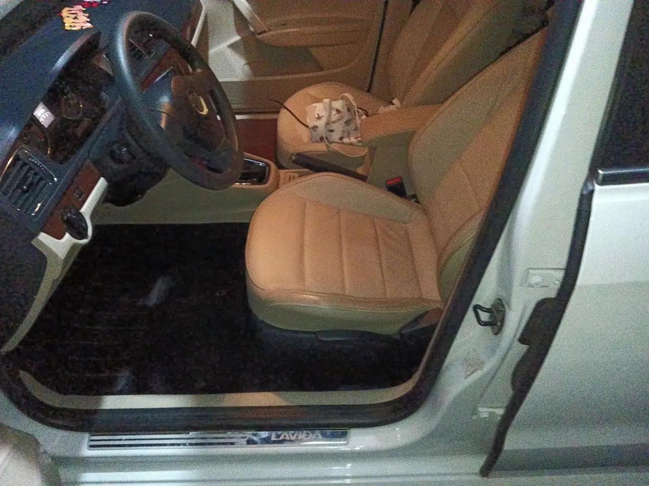 Volkswagen Lavida 2013 1.6L Automatic Comfort Edition — миниатюра 15