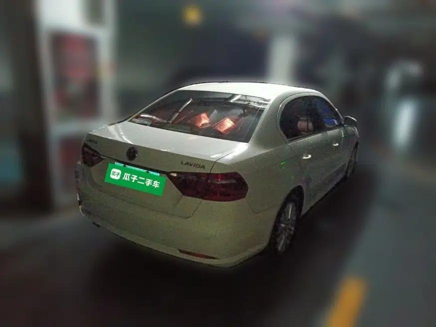 Volkswagen Lavida 2013 1.6L Automatic Comfort Edition — миниатюра 6