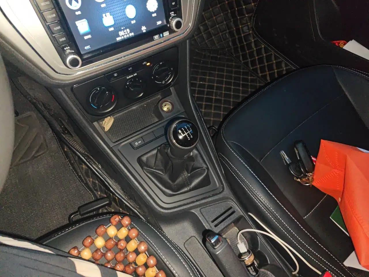 Volkswagen Lavida 2015 1.6L Manual Fashion Edition — миниатюра 14
