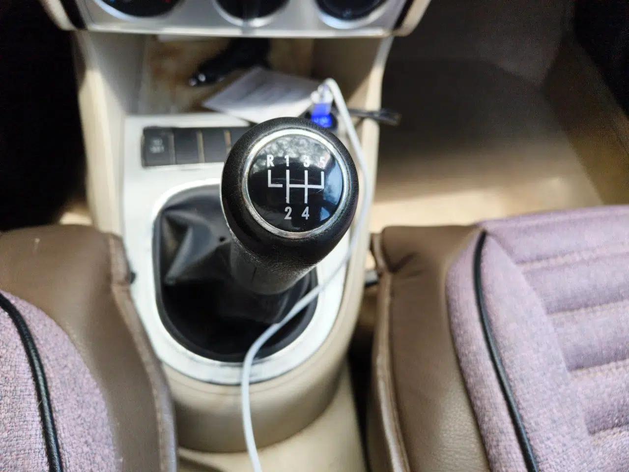 Volkswagen Lavida 2011 1.6L Manual - Premium Edition — миниатюра 14