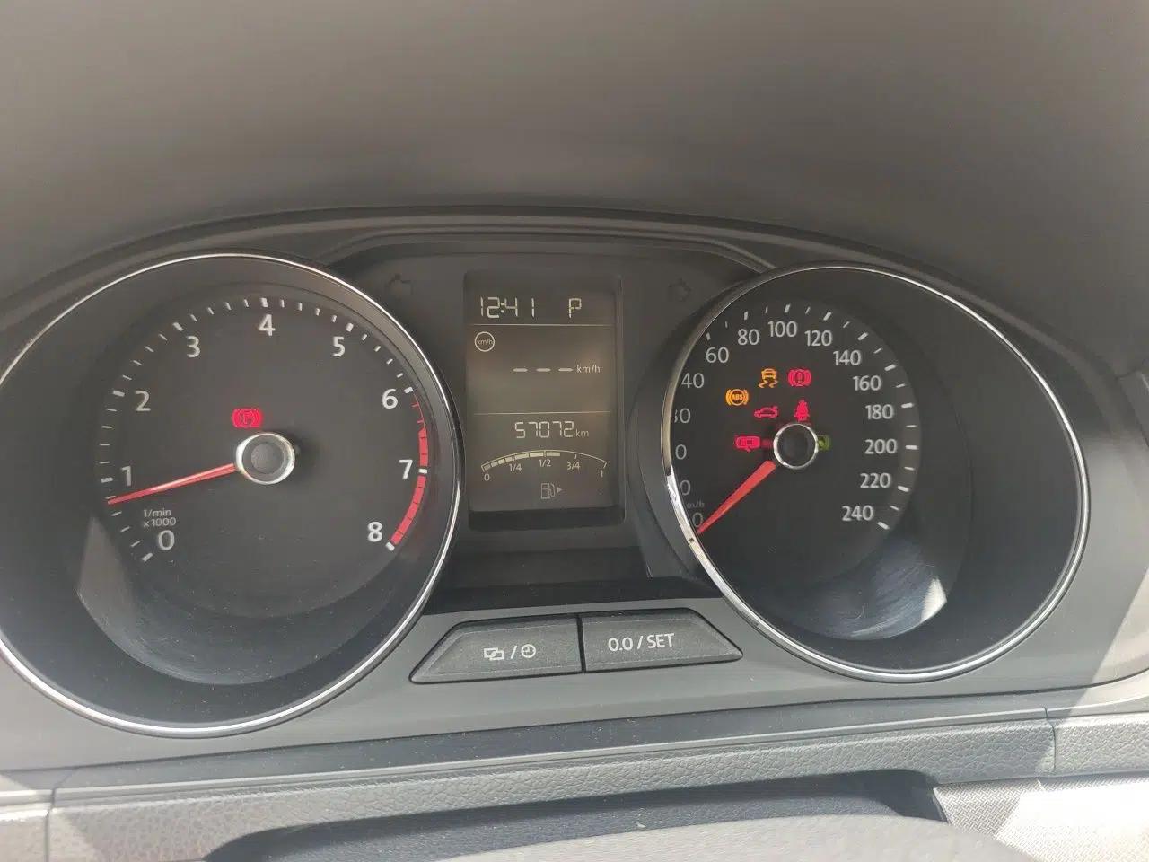 Volkswagen Lavida 2015 1.6L Automatic Comfort Edition — миниатюра 11
