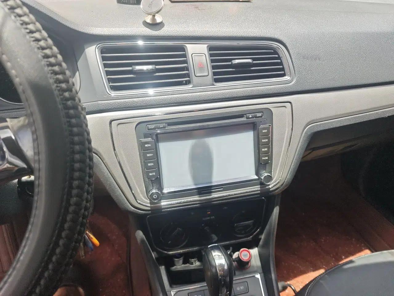 Volkswagen Lavida 2015 1.6L Automatic Comfort Edition — миниатюра 13