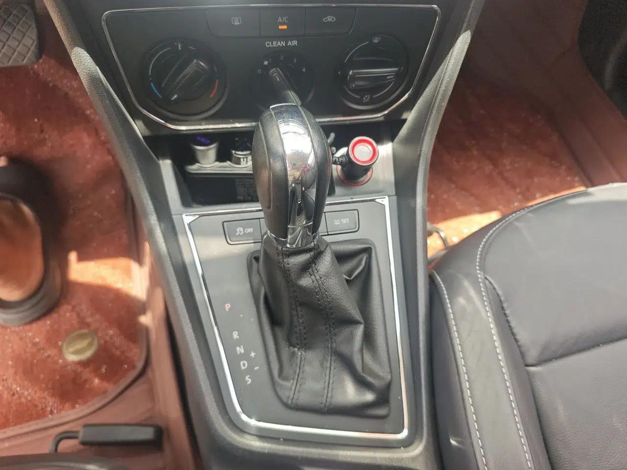 Volkswagen Lavida 2015 1.6L Automatic Comfort Edition — миниатюра 14